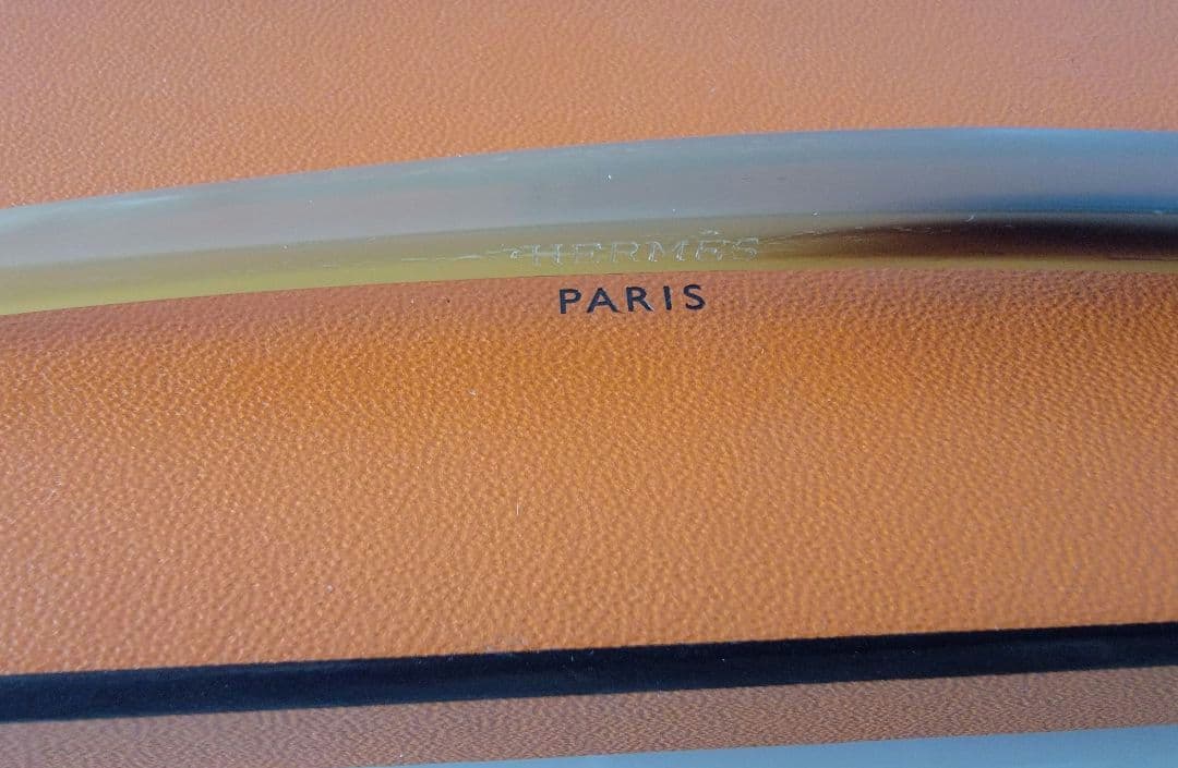 ひさひさ　HERMES ロカイユ ヘアピン Hロゴ ベージュ