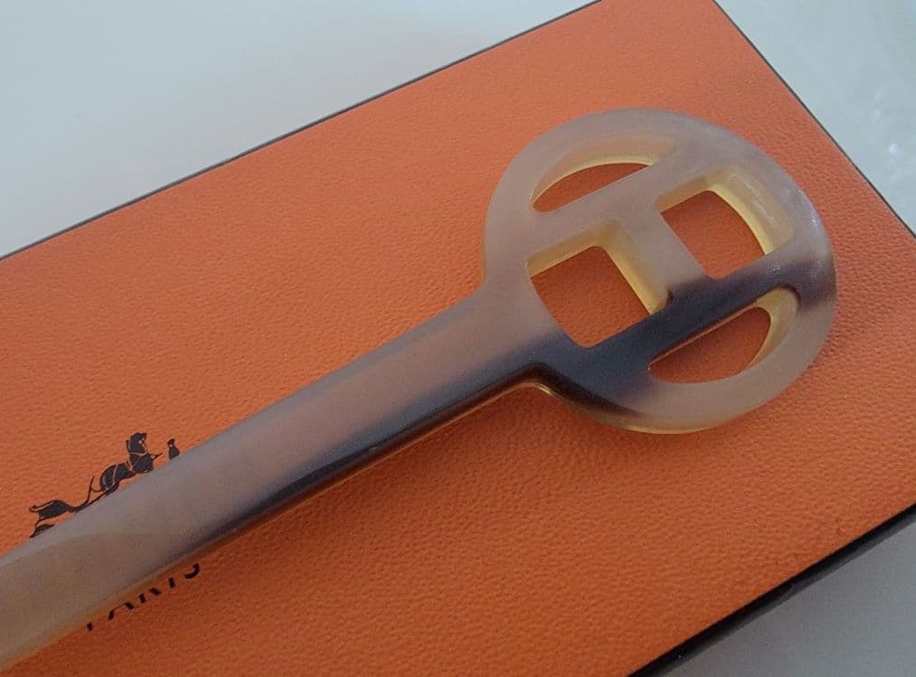 ひさひさ　HERMES ロカイユ ヘアピン Hロゴ ベージュ