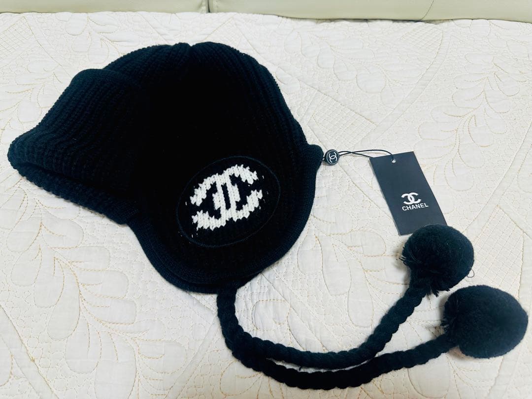 新品未使用CHANELノベルティ☆ウールニット帽ブラックロゴ入りホワイト白黒