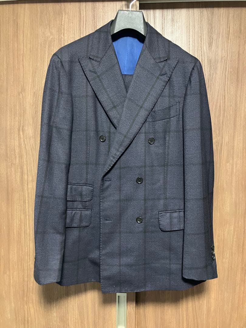 ピンクの猫ブリッラペルイルグスト　ダブルスーツチェック　紺　52