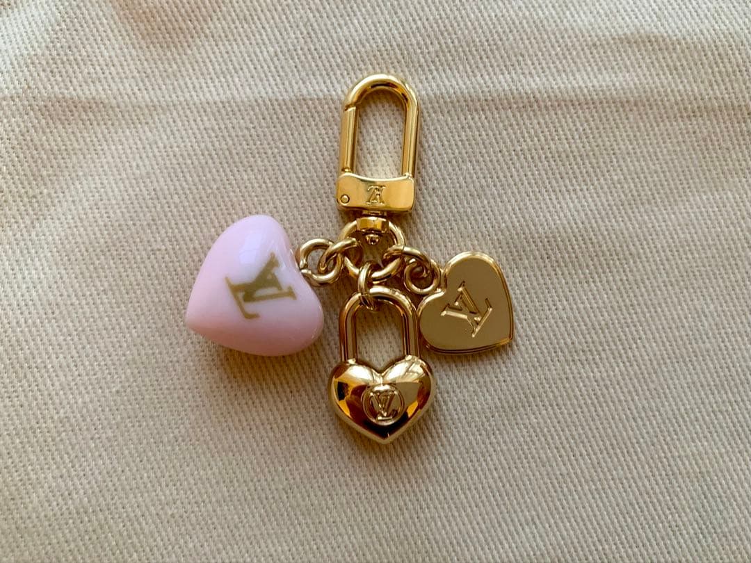 新品　現行品　LOUIS VUITTON マイクロチャーム LVハート