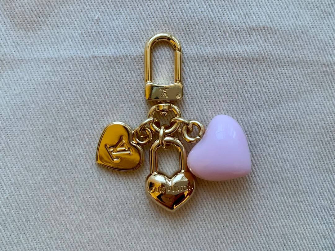 新品　現行品　LOUIS VUITTON マイクロチャーム LVハート