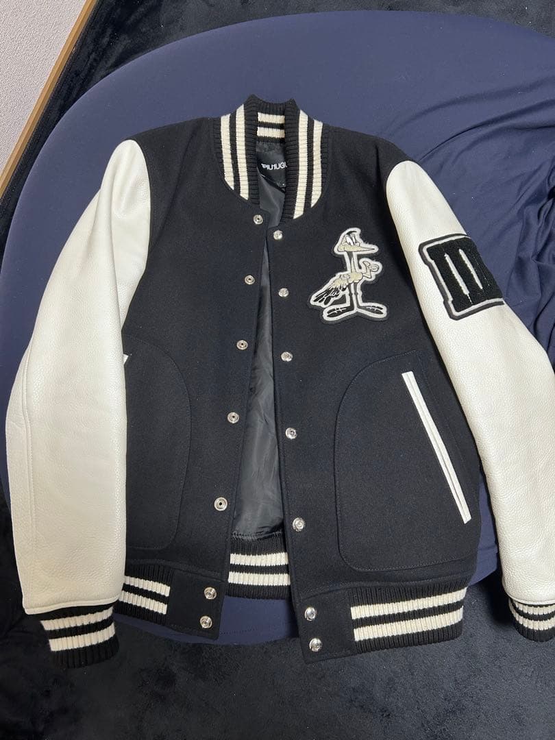 1PIU1UGUALE3 スタジャン ブラック/ホワイト Vサイズ