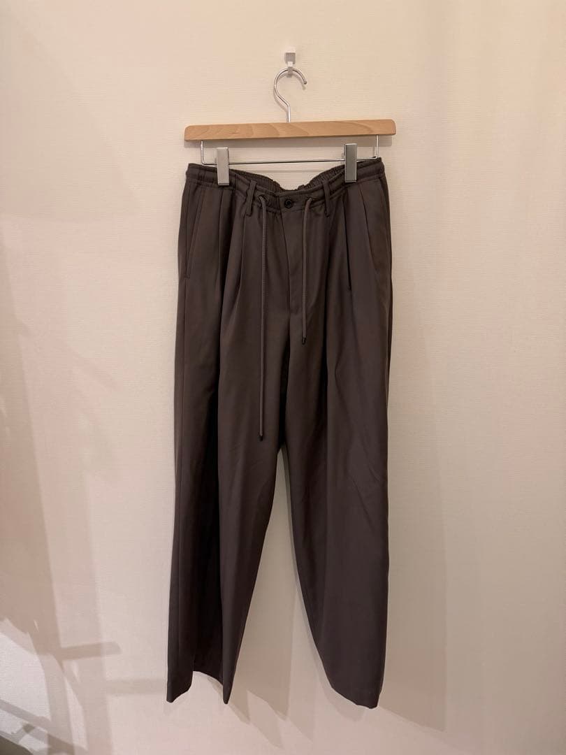 パンツ markaware TRIPLE PLEATED EASY TROUSERS