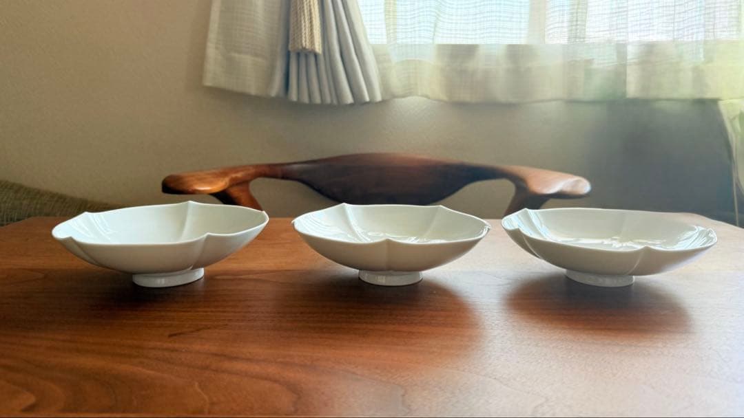 【井上萬二】有田焼　重要無形文化財　人間国宝　白磁花形銘々皿　青白磁　三客