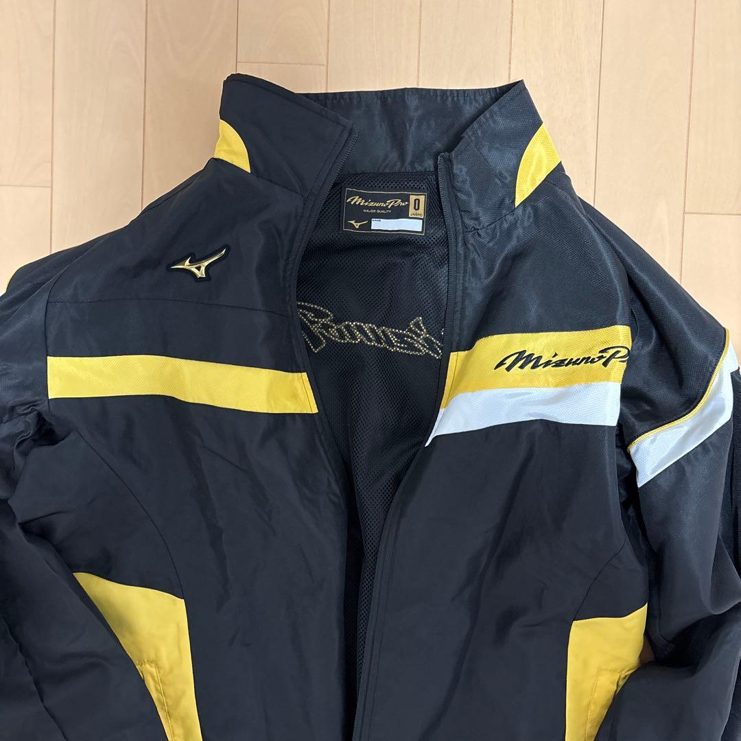大人気！限定品です。ミズノプロ　ウィンドブレーカー黒/黄