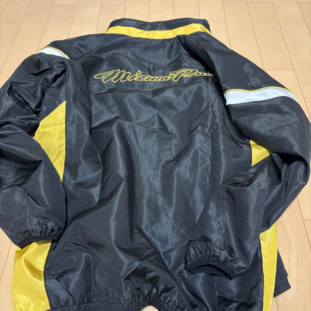 大人気！限定品です。ミズノプロ　ウィンドブレーカー黒/黄