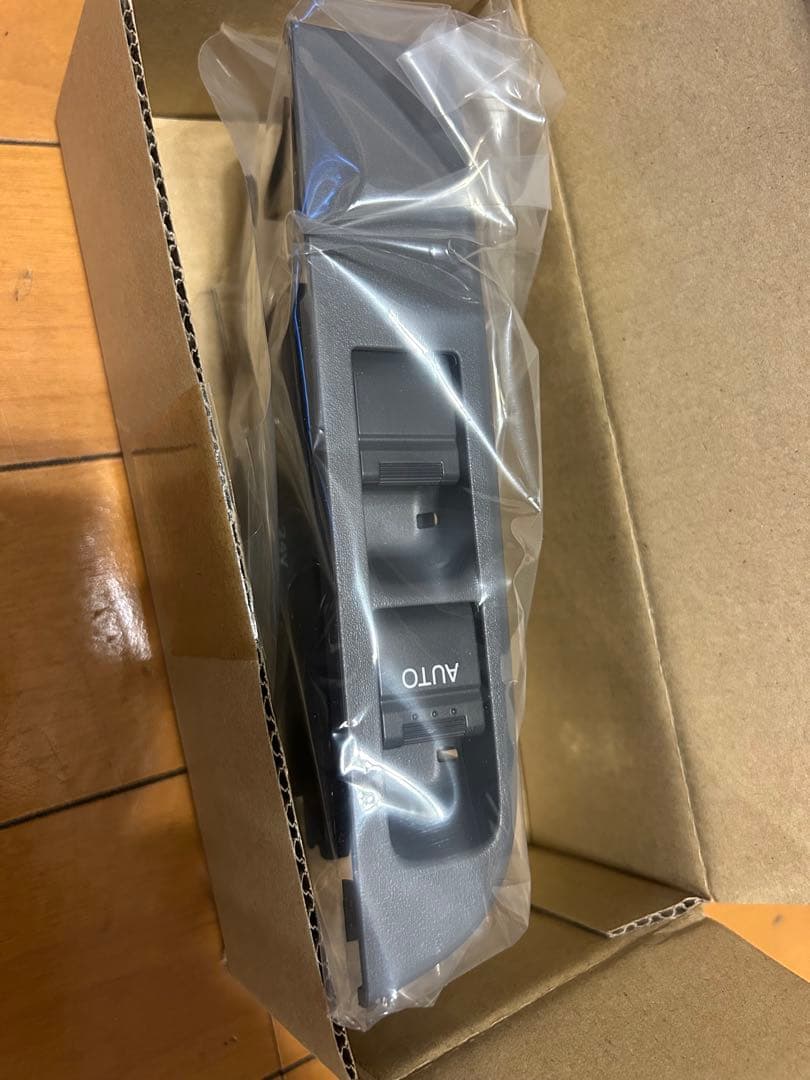 イスズエルフパワーウィンドウスイッチ右側　運転席用　純正新品未使用品