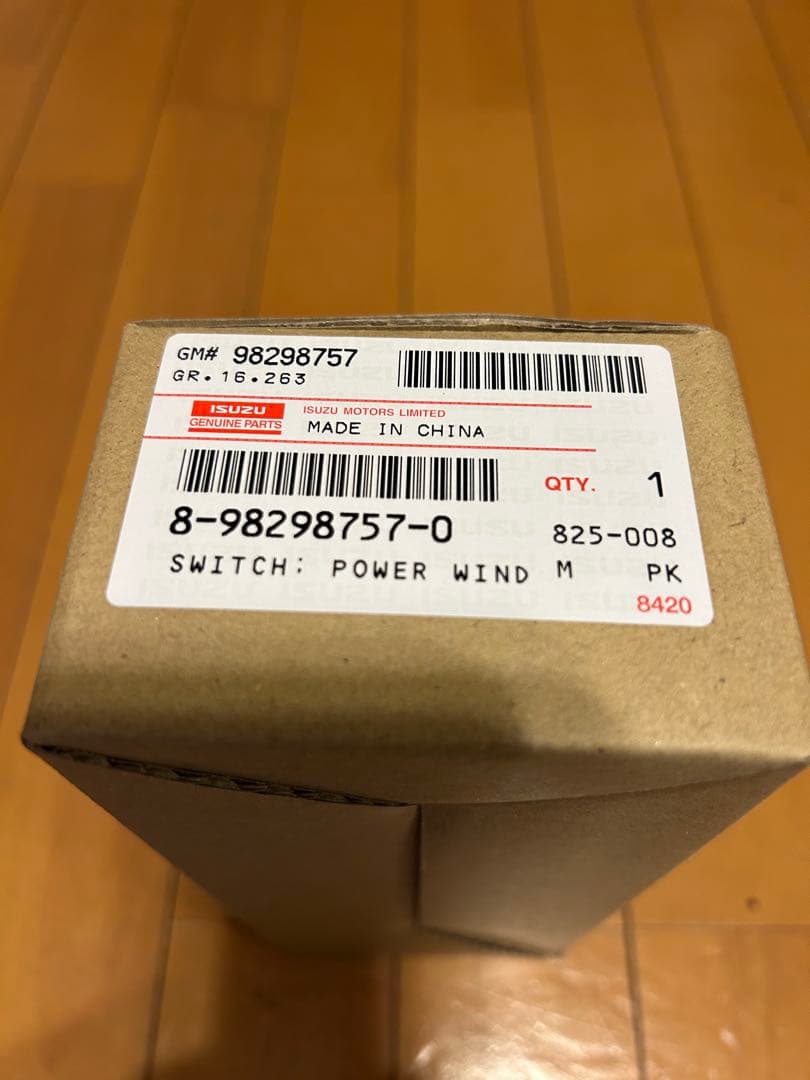 イスズエルフパワーウィンドウスイッチ右側　運転席用　純正新品未使用品