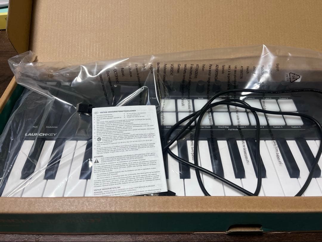 Launchkey Mini 37 MIDIキーボード　作曲　音楽