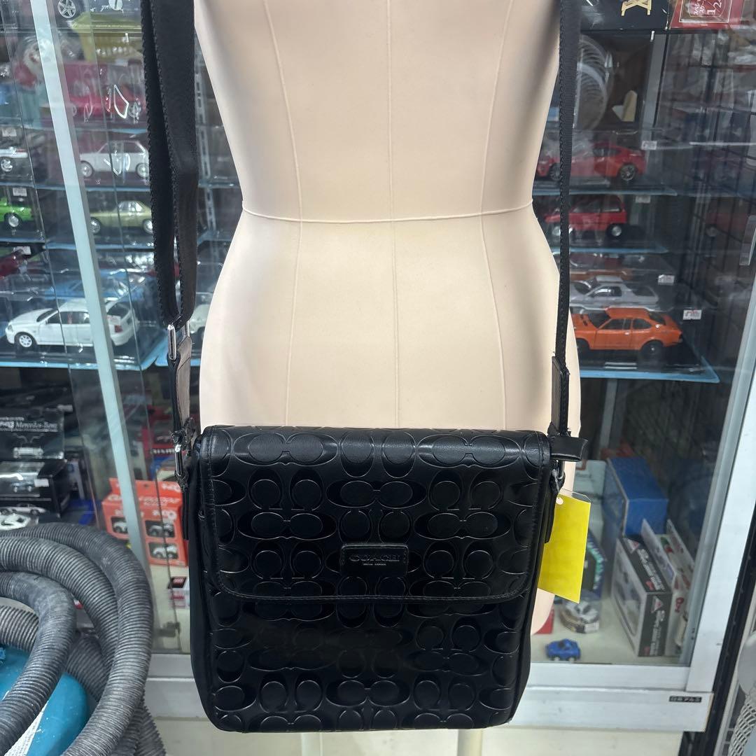 COACH エンボス加工 ブラックショルダーバッグ