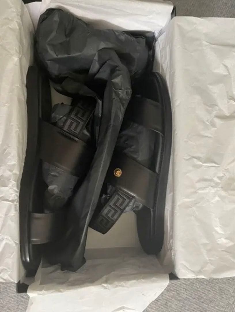 ヴェルサーチェ　レザーサンダル