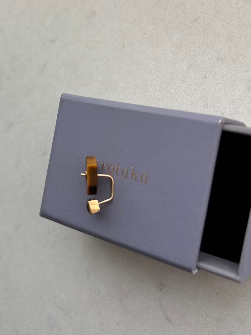 ヒロタカ　ピアス　［オニキス×タイガーアイ］