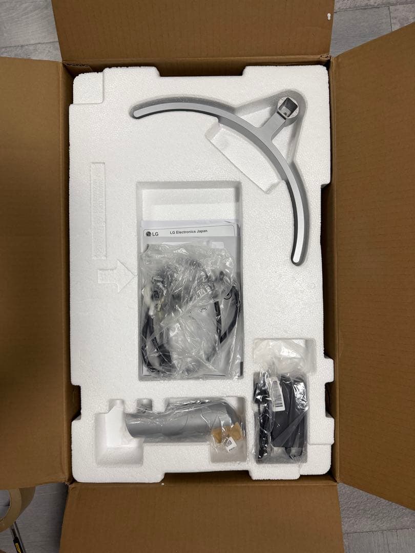 LG 24インチ　ディスプレイ本体 スタンド・ケーブル付き