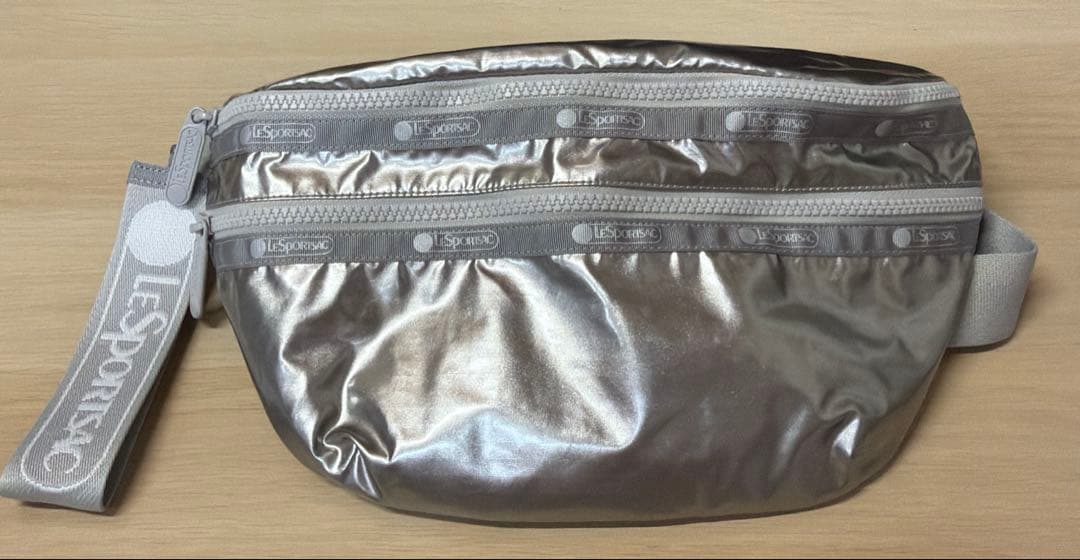 LeSportsac レスポートサックSPUR別ボディバッグ　シルバー