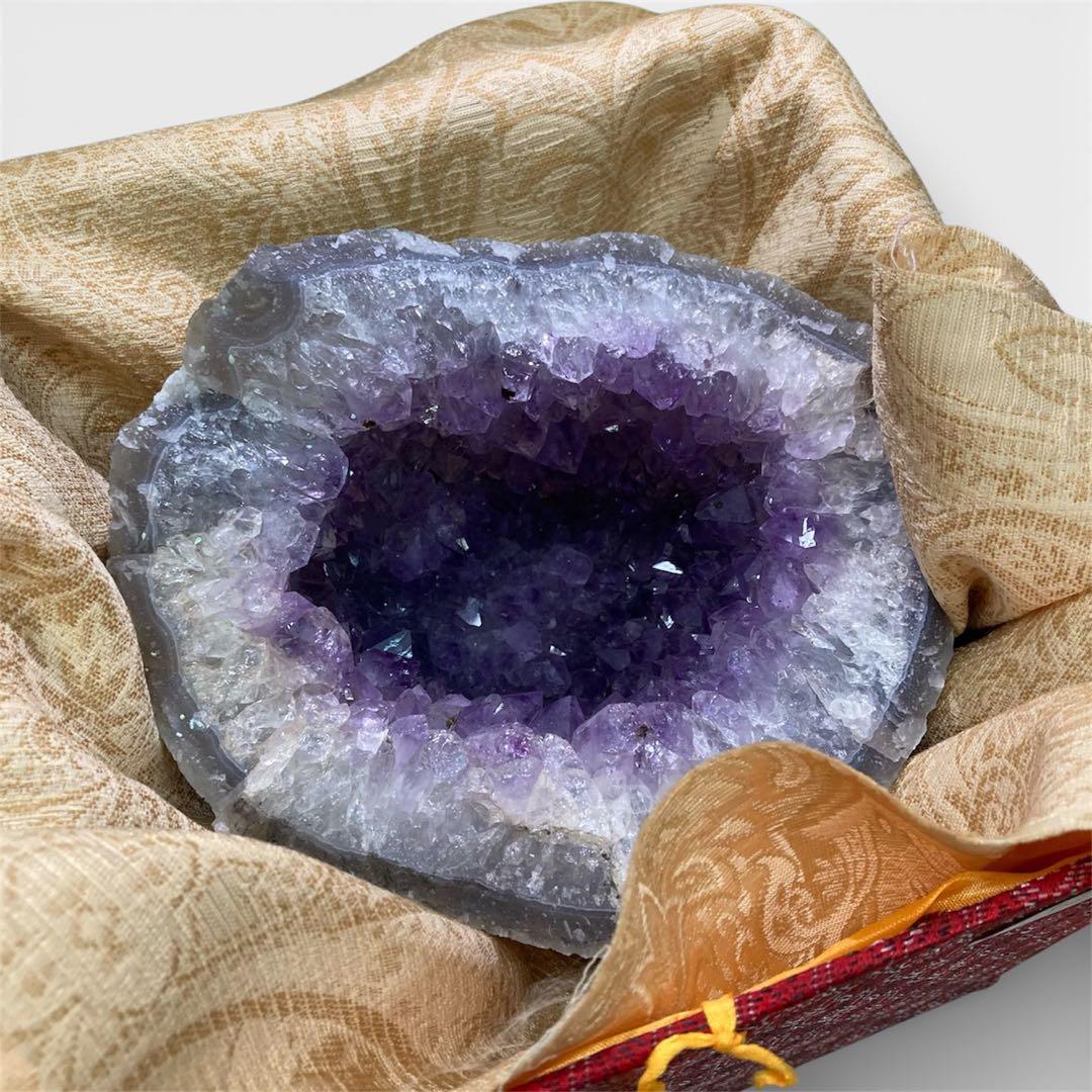 アメジスト クラスター 2.6kg 洞形 約15cm 木製台座 箱付き