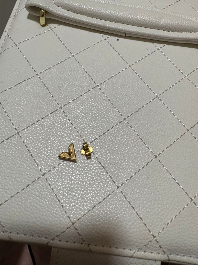 ルイヴィトンゴールド V字型 ピアス(片耳用)