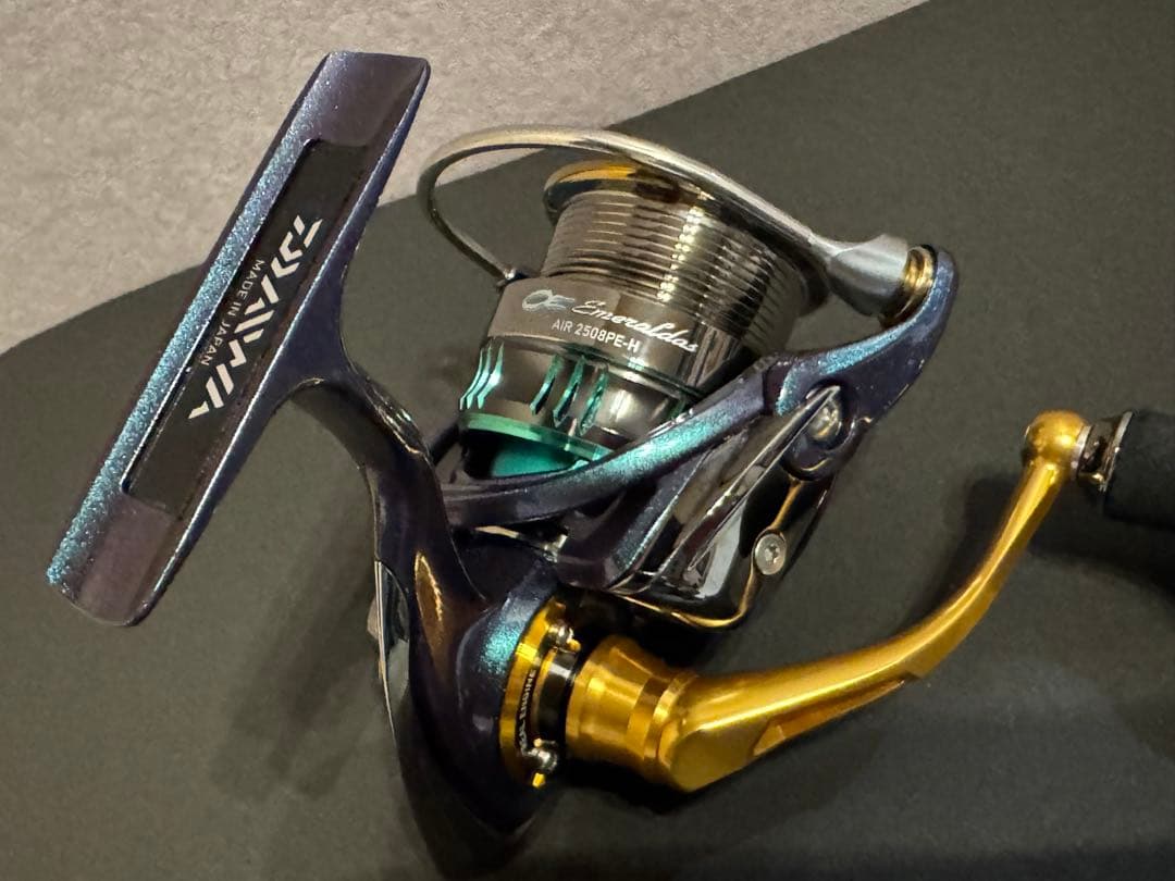 未釣行品 ダイワ 15エメラルダス AIR 2508PE-H スピニングリール
