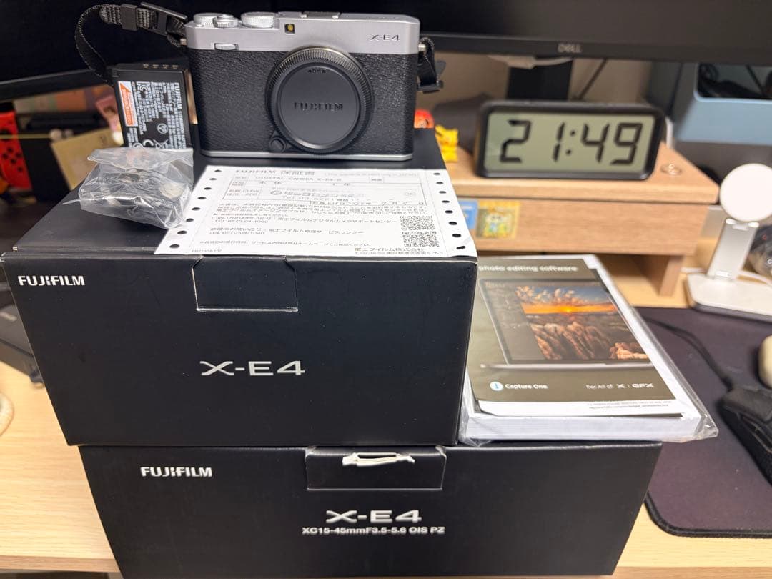 【美品】FUJIFILM X-E4 ボディ シルバー（保証書箱取説等あり）