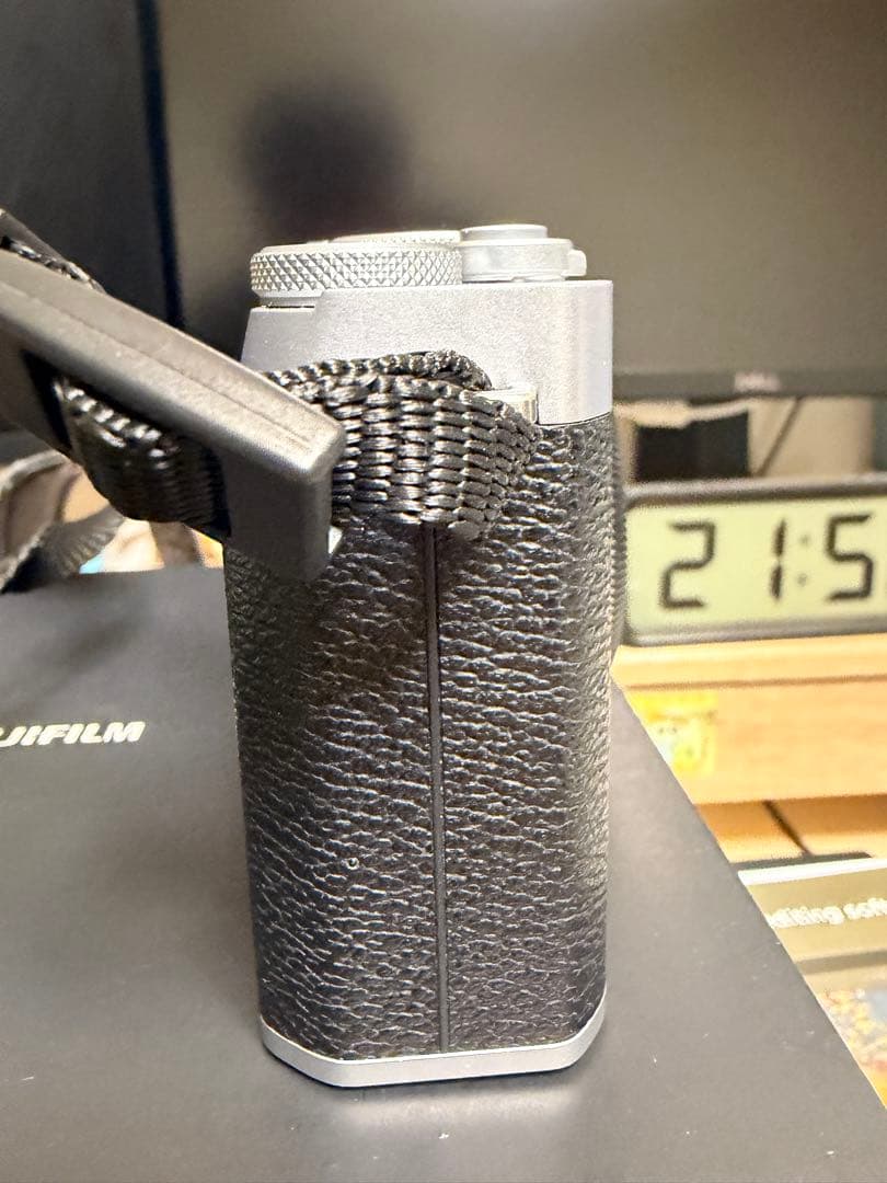 【美品】FUJIFILM X-E4 ボディ シルバー（保証書箱取説等あり）