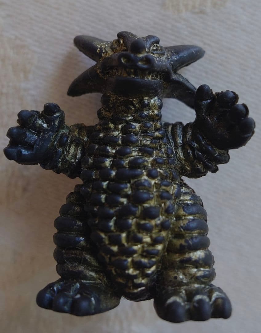 ウルトラマン　怪獣　消しゴム　ゴモラII　黒色　スプレー　美品　レア