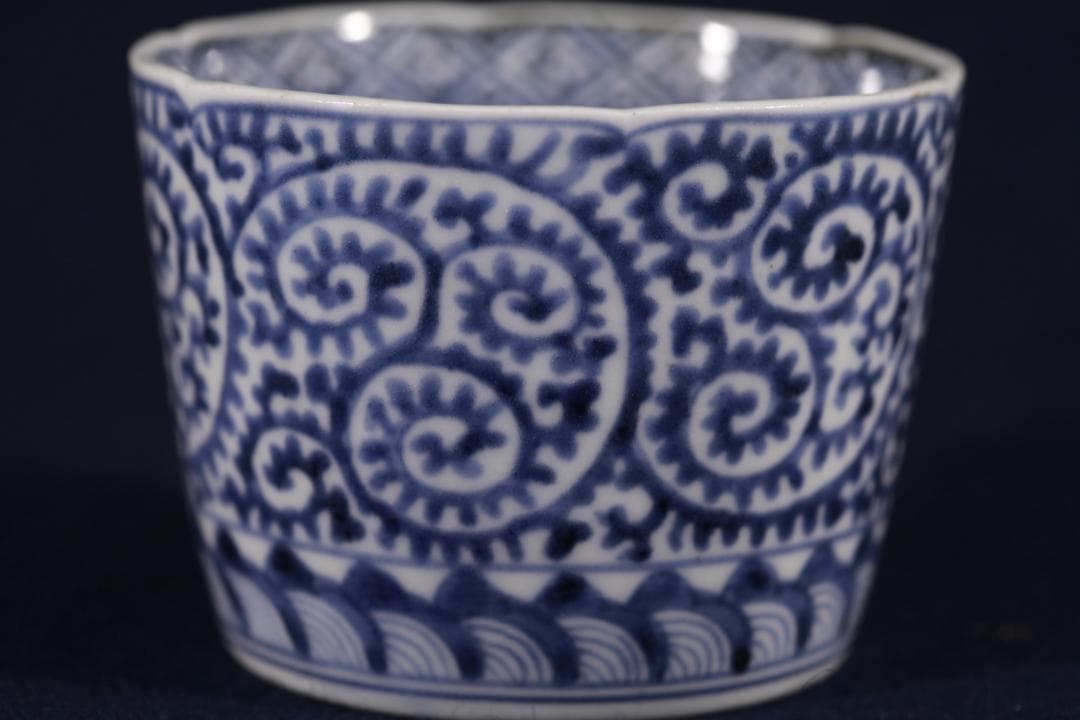 102　古伊万里染付大振太蛸唐草図蕎麦猪口　無傷美品　江戸中期