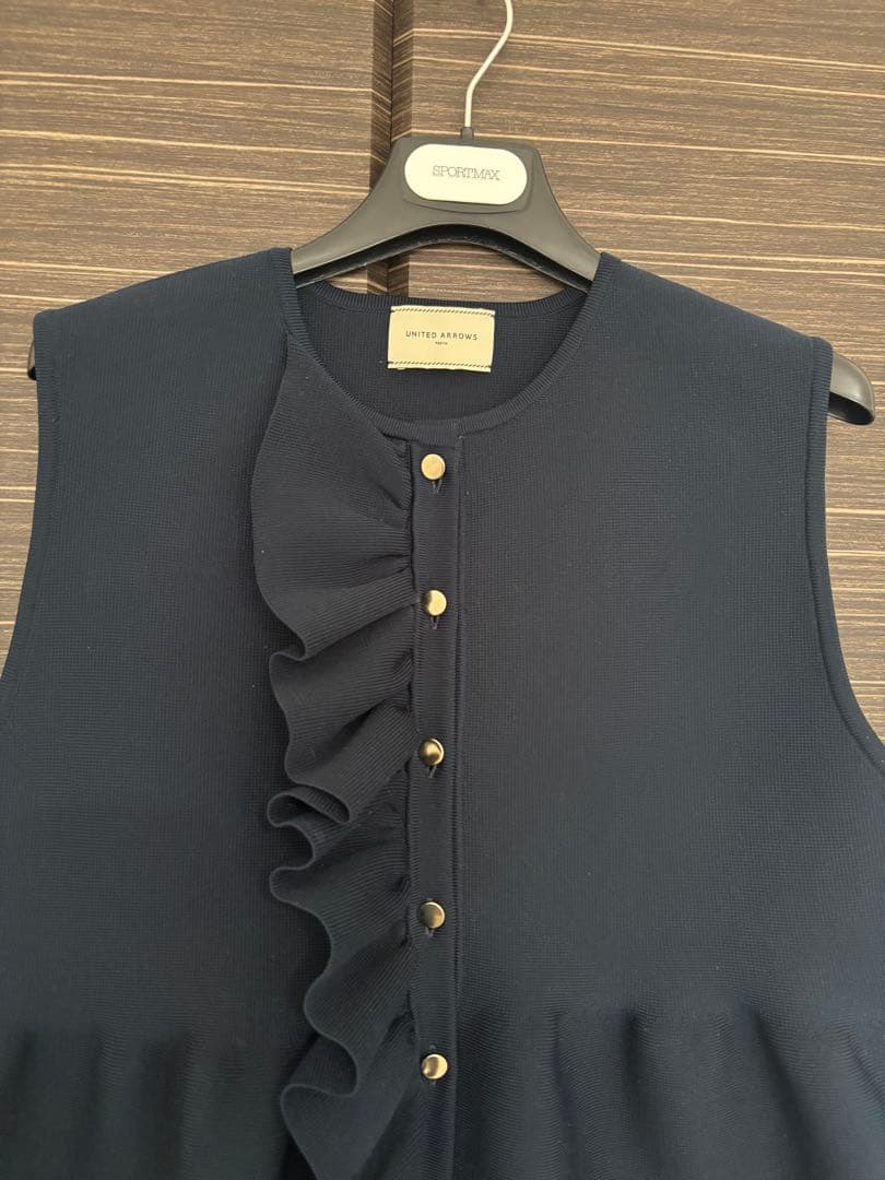 【美品】UNITED ARROWS ユナイテッドアローズ　フリル ニットジレ　紺