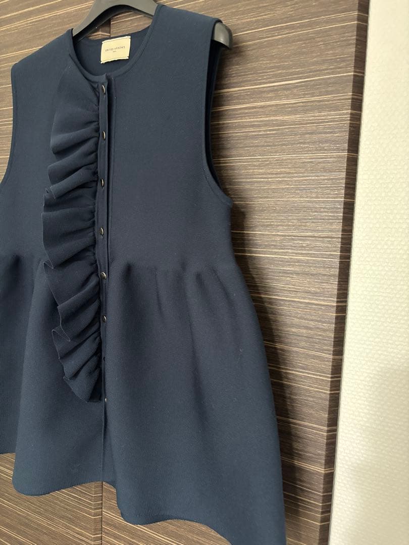【美品】UNITED ARROWS ユナイテッドアローズ　フリル ニットジレ　紺