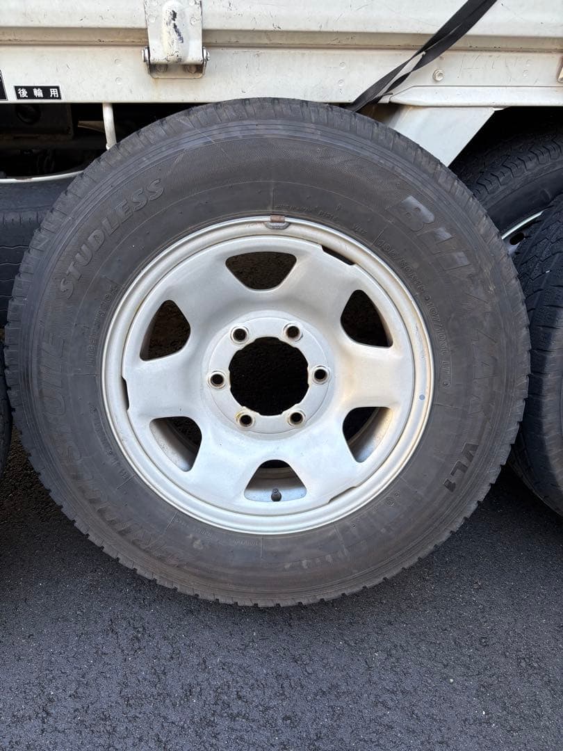 ブリヂストン スタッドレスタイヤ 195/80R15 ハイエース