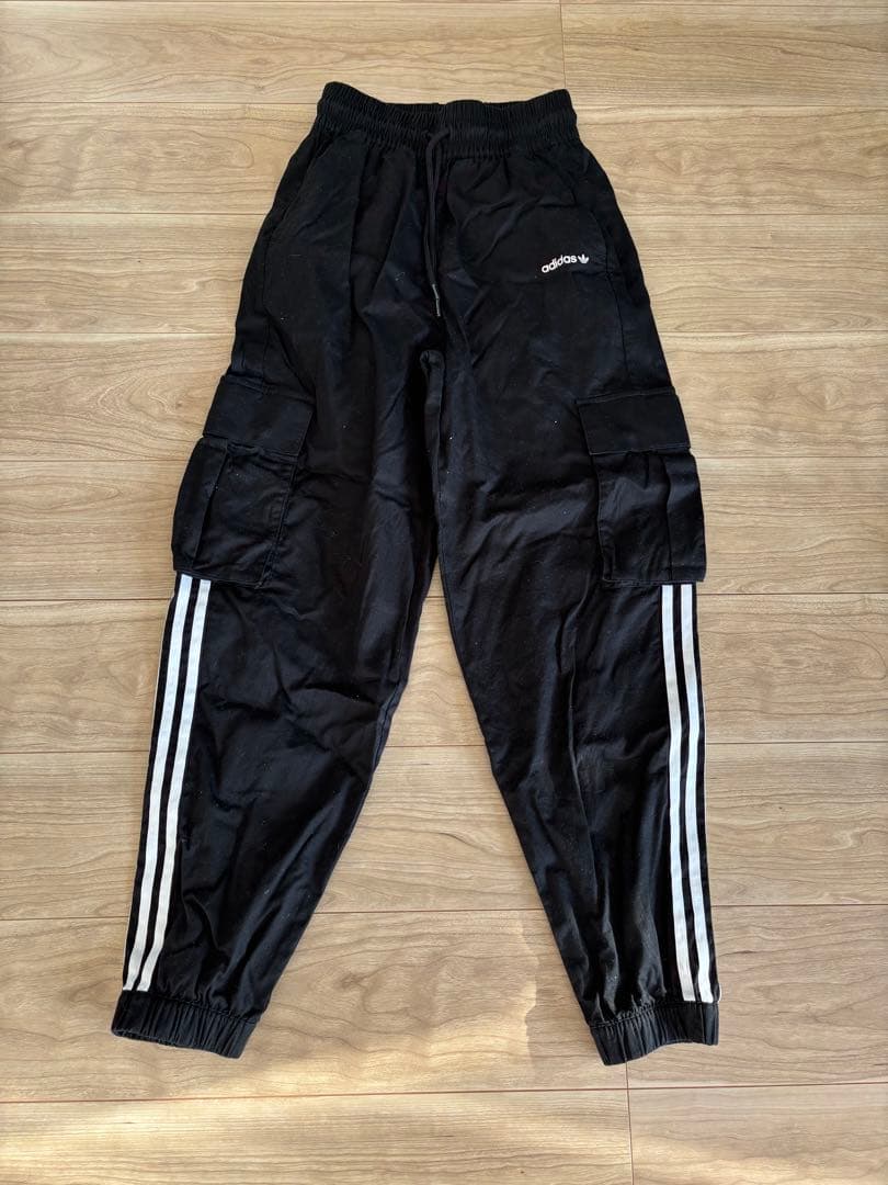 adidas カーゴパンツ ブラック