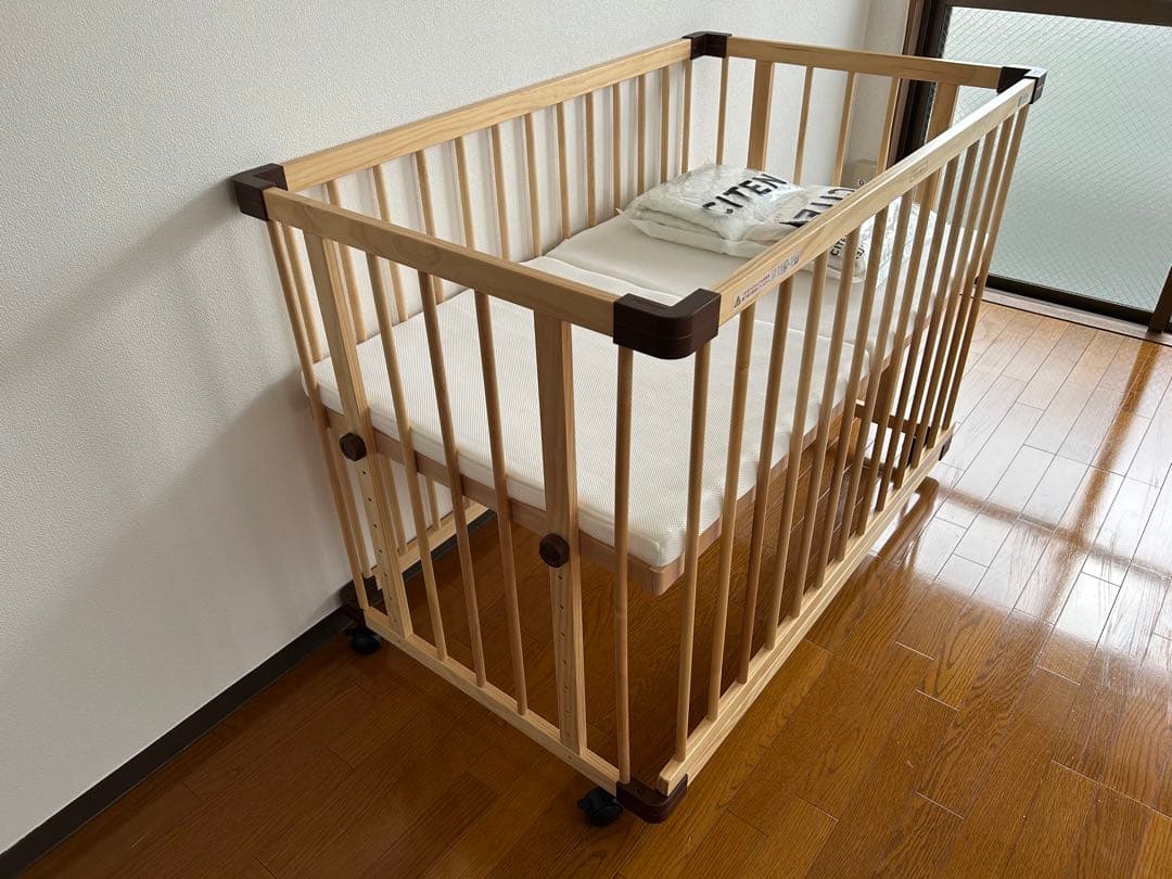 み*ほ様 färska ベッドサイドベッド　木製ベビーベッド マットレス付き