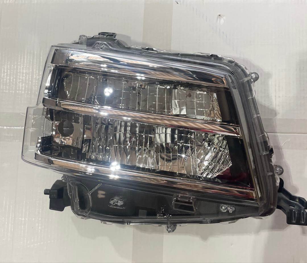 S700Vアトレー　純正ヘッドライト右側用