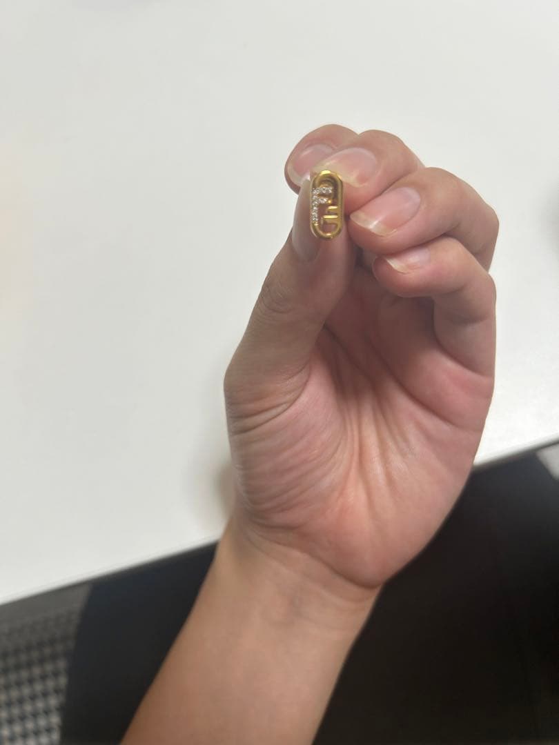 まるまめ様専　FENDI ゴールド ロゴ ピアス(片耳用)