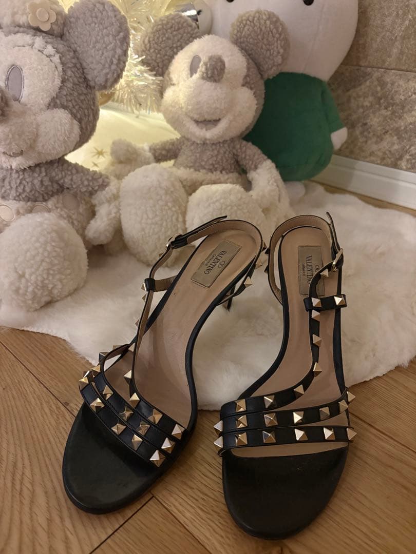 VALENTINOスタッズ付きブラックサンダル