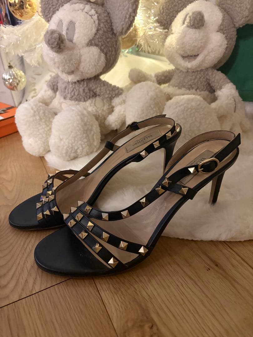 VALENTINOスタッズ付きブラックサンダル