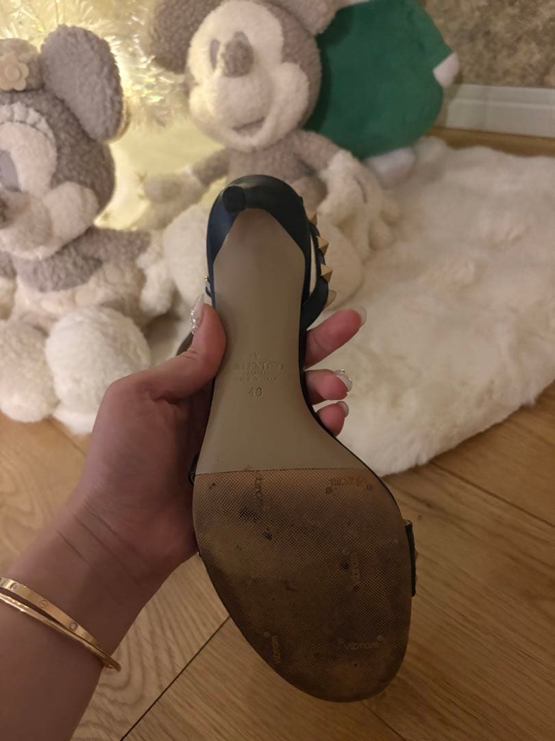 VALENTINOスタッズ付きブラックサンダル