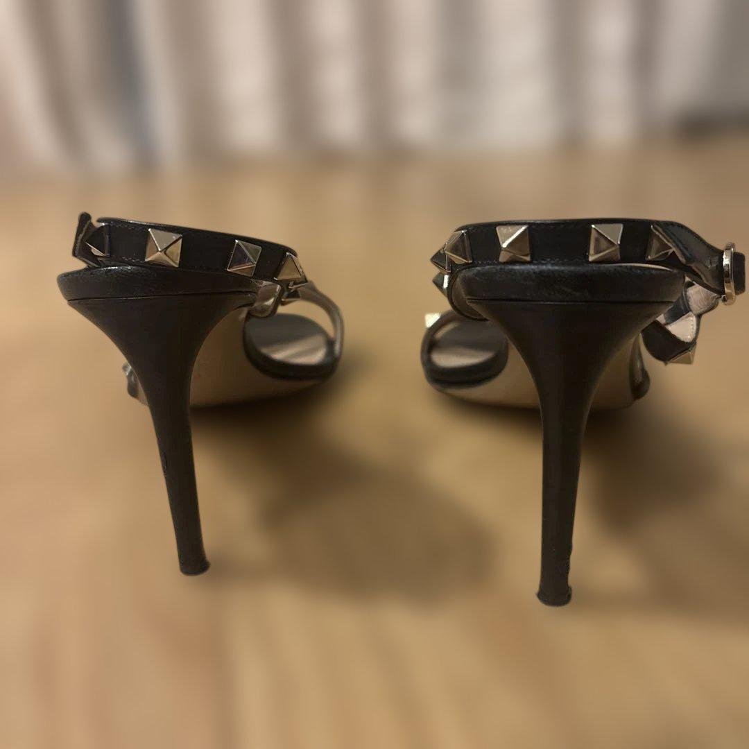 VALENTINOスタッズ付きブラックサンダル