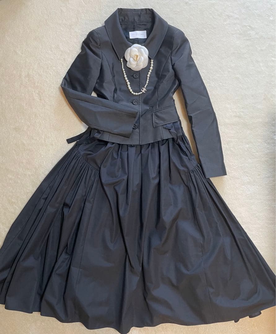 新品、タグ付！VALENTINO 黒スーツ(ジャケット、スカート)冠婚葬祭