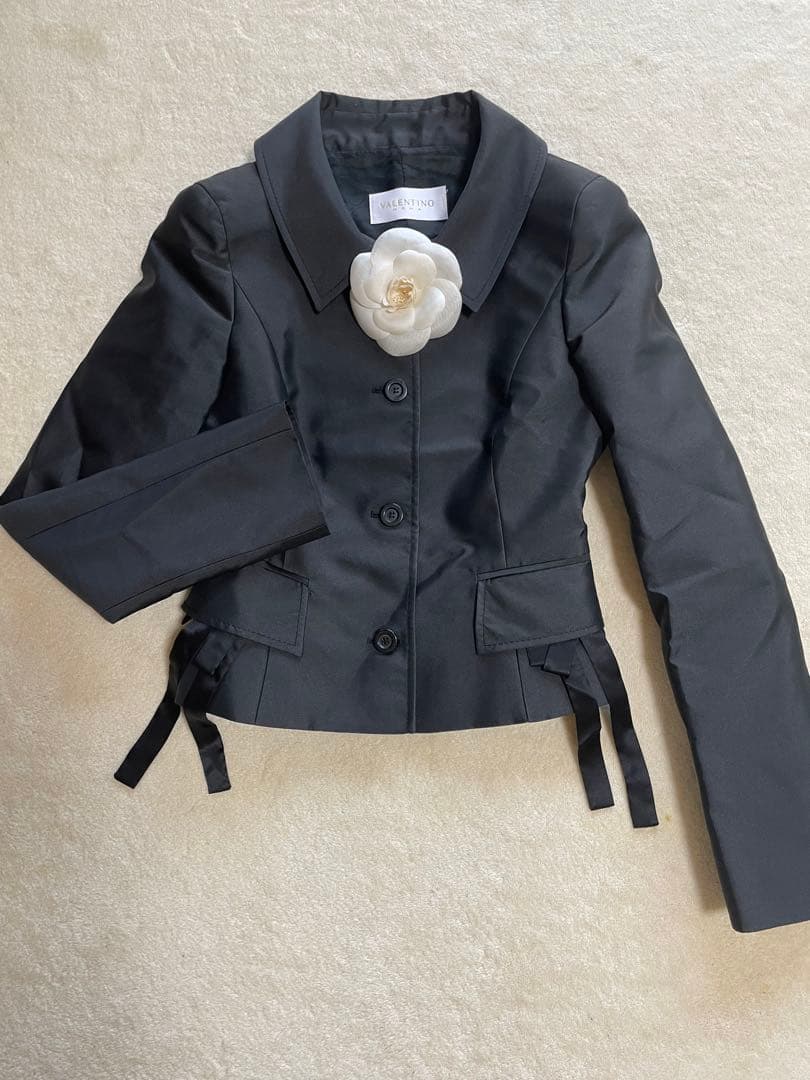 新品、タグ付！VALENTINO 黒スーツ(ジャケット、スカート)冠婚葬祭