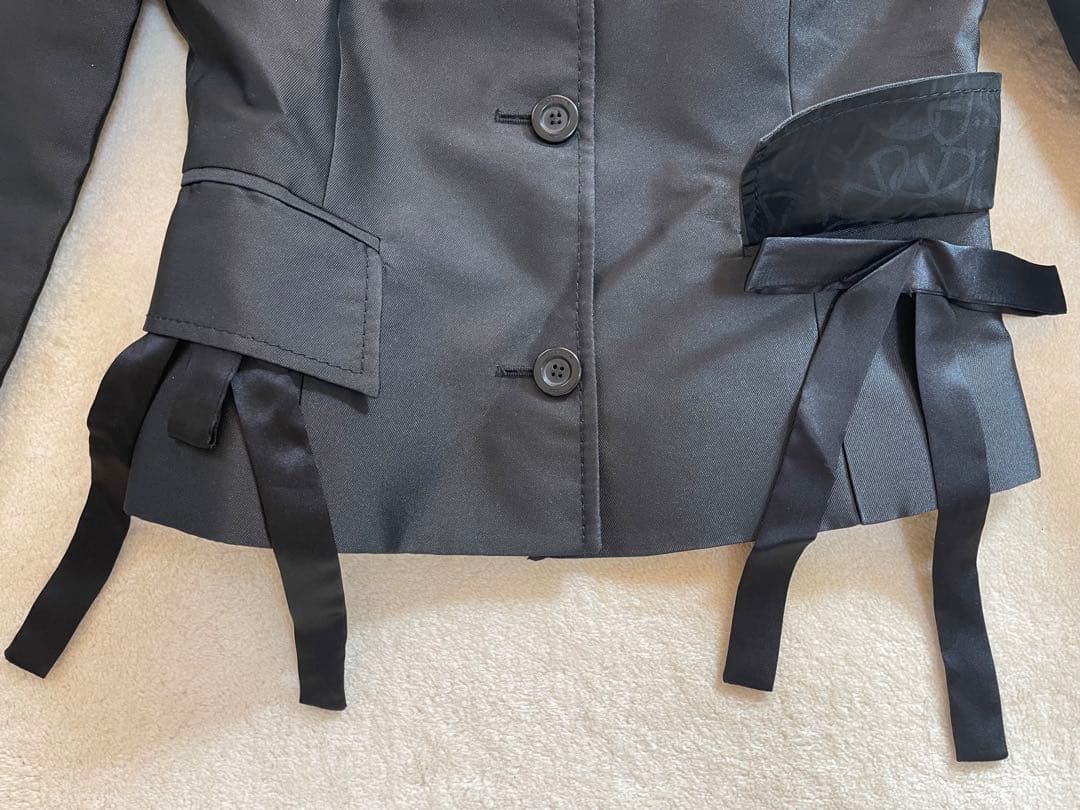 新品、タグ付！VALENTINO 黒スーツ(ジャケット、スカート)冠婚葬祭