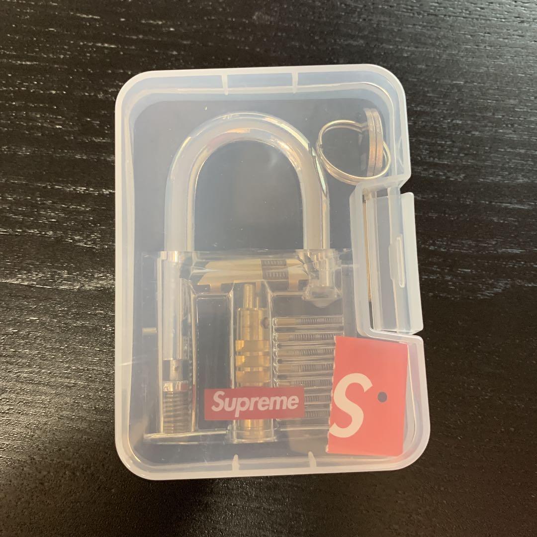 supreme の南京錠です。