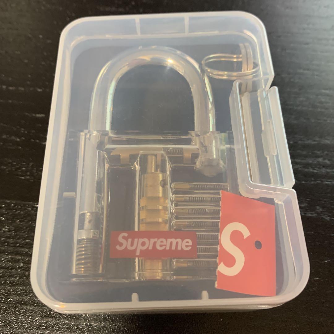 supreme の南京錠です。