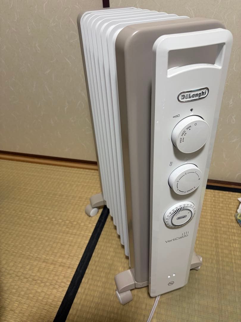 ち*る様 デロンギ　オイルヒーター　ヴェルティカルド RHJ21F0812-WH