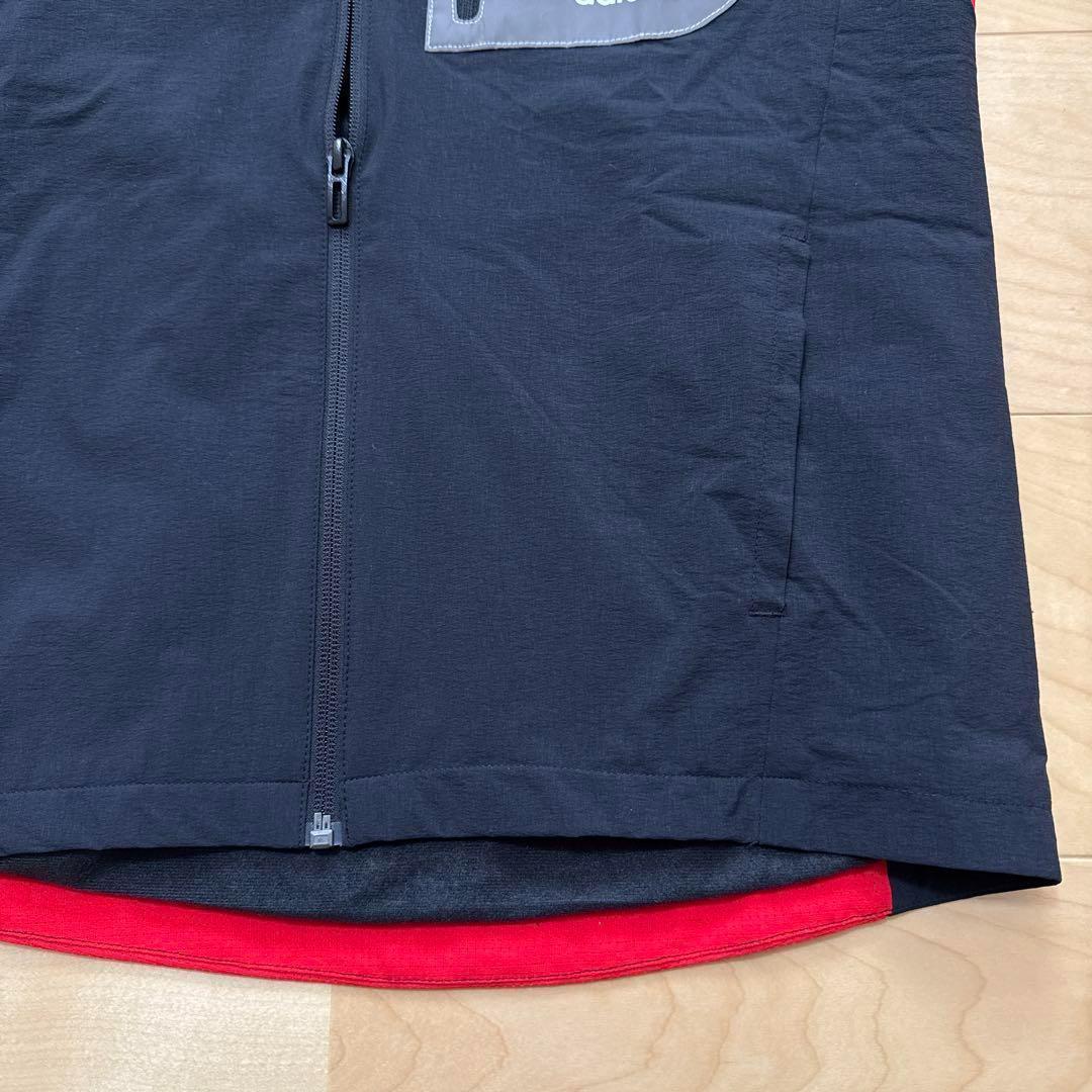 adidas ウィンドブレーカー　上着　裏起毛　通学　黒　赤　160cm 新品