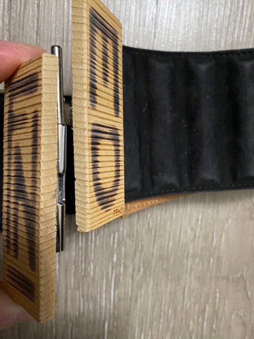 FENDI 幅広ベルト　スウェード　ウッド　木製　ロゴ　レディース