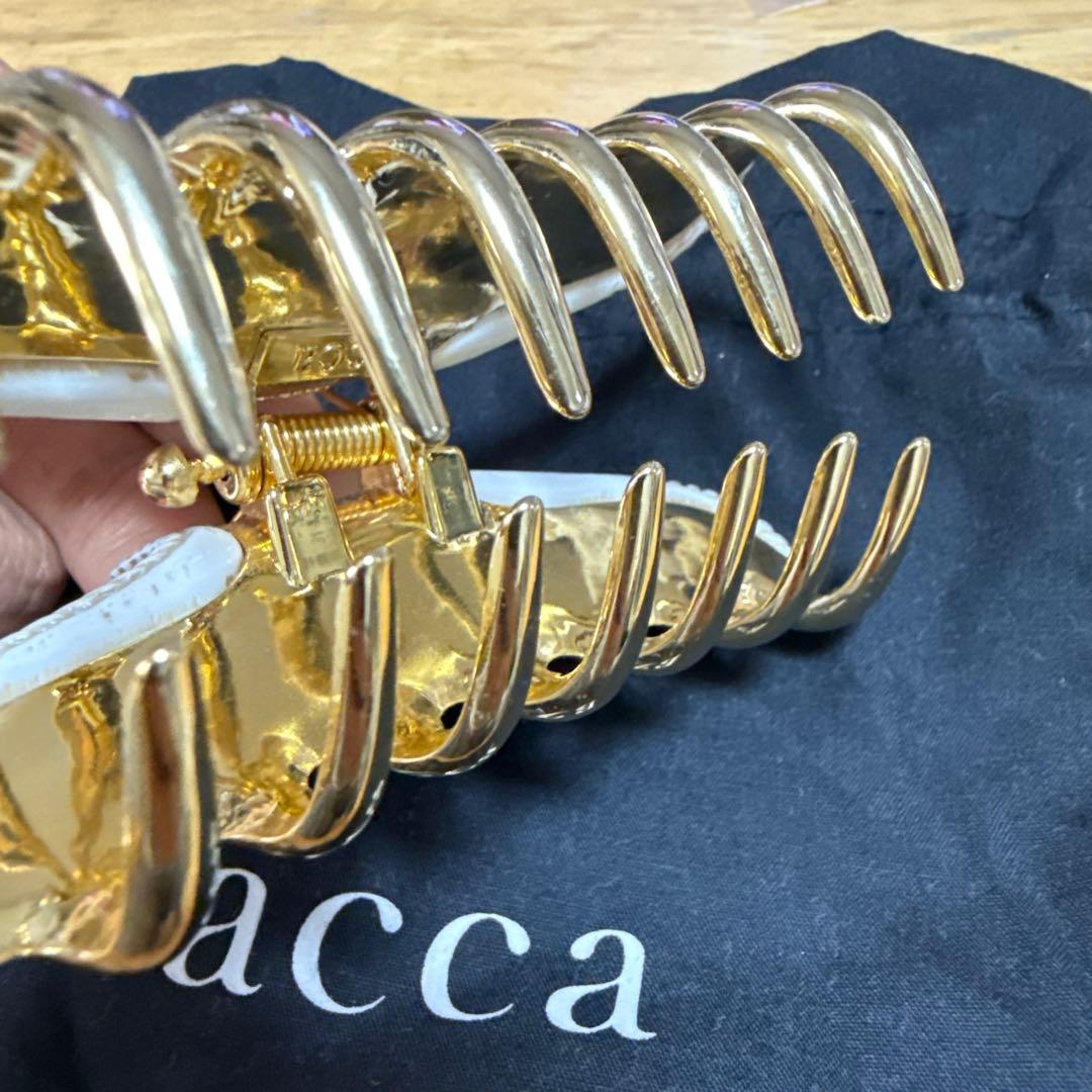 acca 希少　彫刻調のヘアクリップ