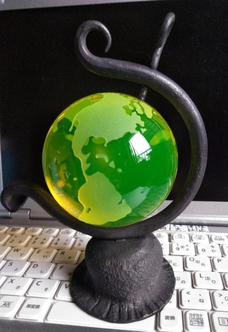 チェコ製のウランガラス地球儀