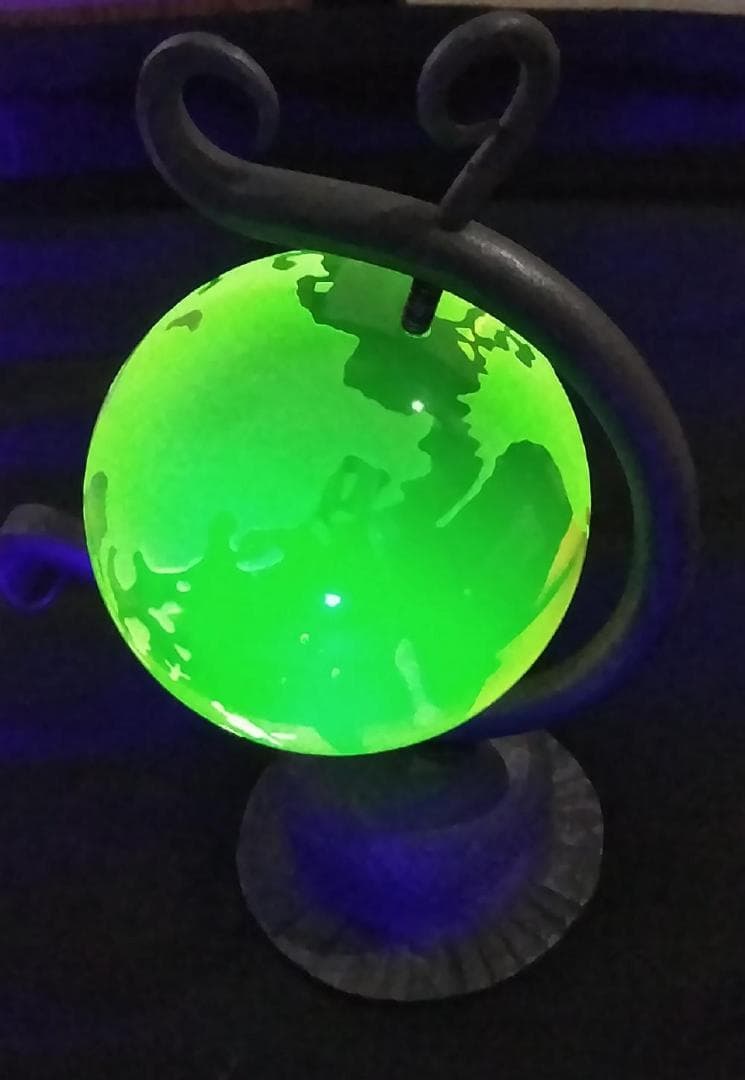 チェコ製のウランガラス地球儀