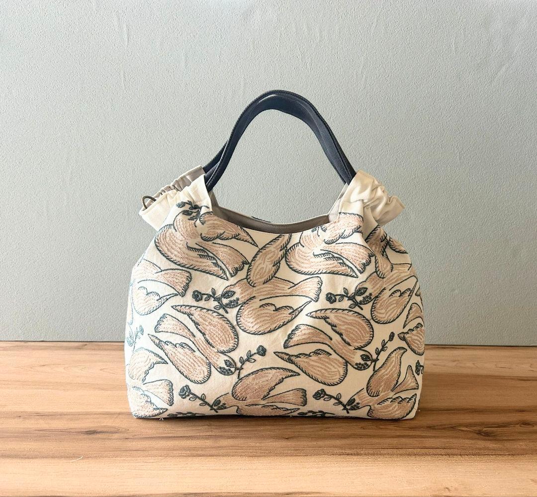 ミナペルホネンハンドメイドシャーリングバッグ（フォローウイングデイ、ホワイト）