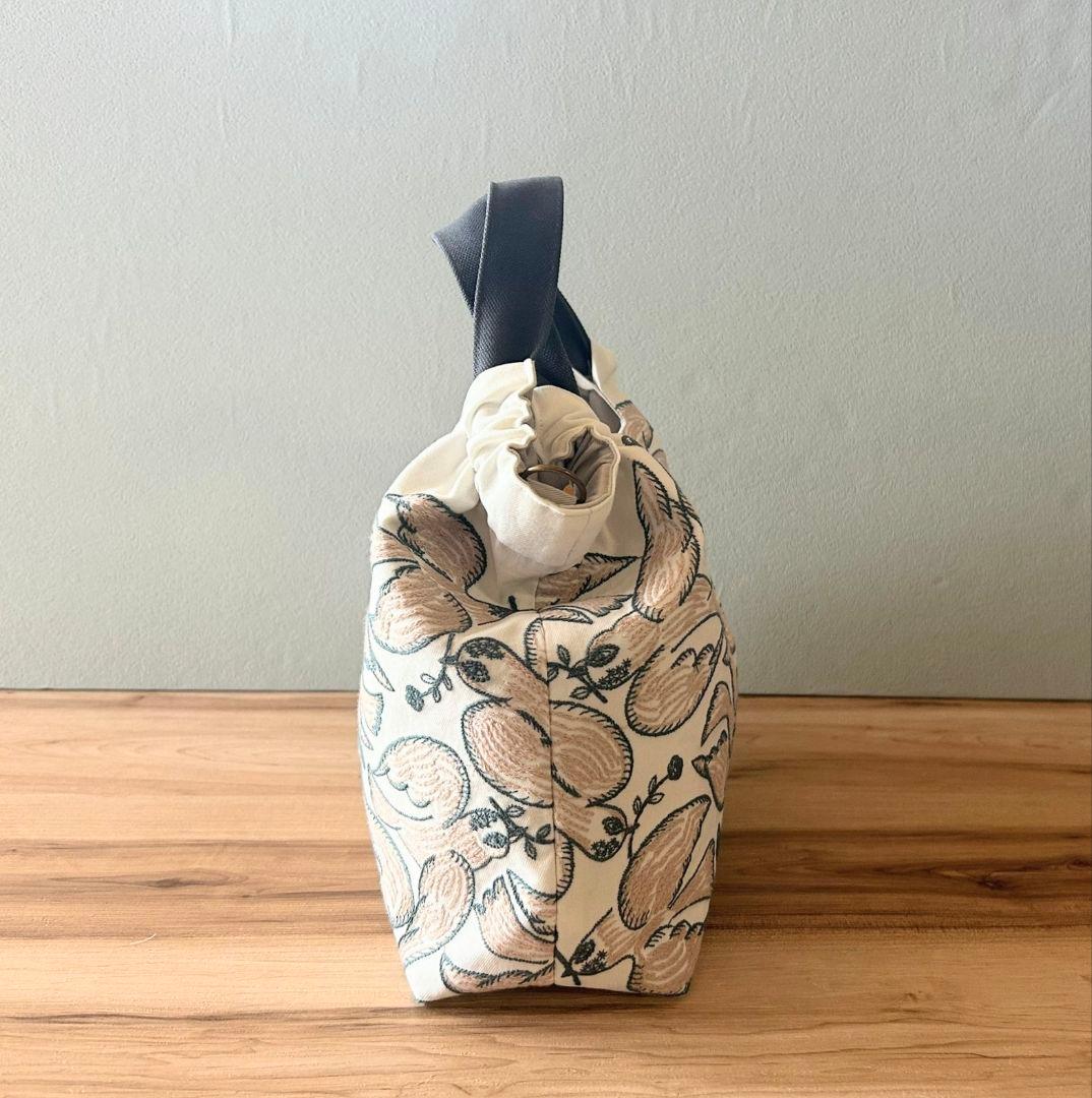 ミナペルホネンハンドメイドシャーリングバッグ（フォローウイングデイ、ホワイト）